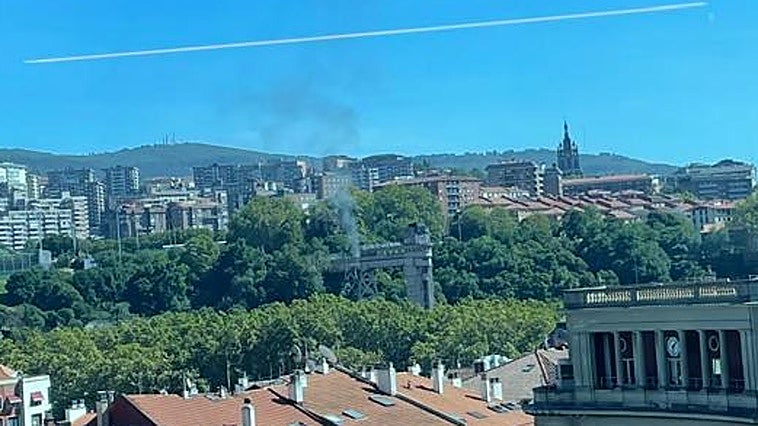 Extinguido «sin víctimas» el incendio en la pasarela del ascensor de Begoña
