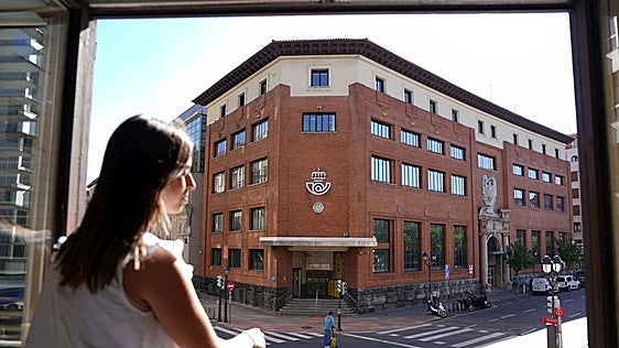 La sede de Correos en Urquijo empezará el 1 de octubre a derivar servicios a Mazarredo