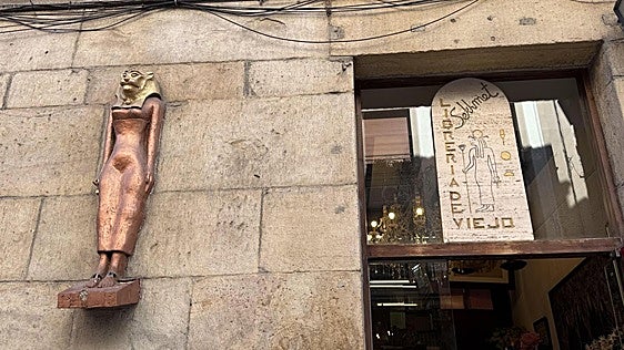 Un acto vandálico daña la escultura de la conocida Librería Sekhmet en Vitoria