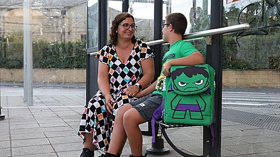 Familias con hijos con necesidades especiales denuncian la falta de monitores en el transporte escolar en Álava