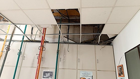 El Consistorio de Miranda precinta una zona de despachos por desprendimientos del tejado