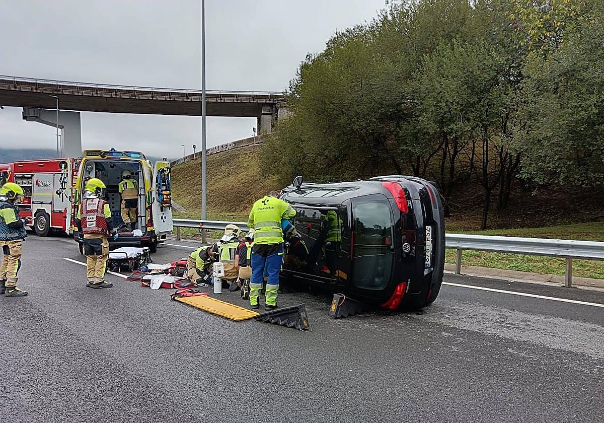 Cuatro personas evacuadas al hospital tras un accidente entre dos turismos en Derio