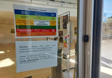 Un cartel en la entrada del centro cívico Clara Campoamor informa desde hace días del cierre de la oficina del SAC.