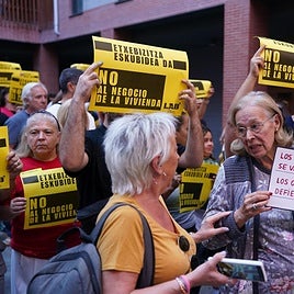 Mariví, a la que el fondo ha instado a abandonar su vivienda este sábado, en la protesta celebrada el jueves por el barrio