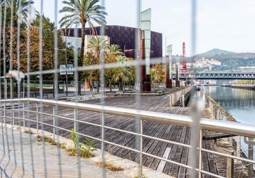 El tramo de madera del muelle Evaristo Churruca, un espacio cargado de simbolismo de Bilbao, lleva vallado desde junio.