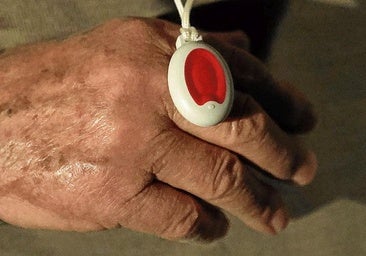 Un hombre, con su pulsador de medalla del servicio betiON.