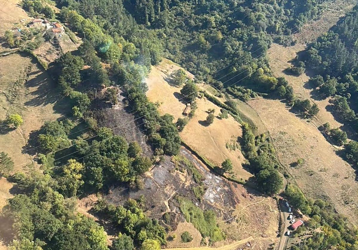 Los bomberos controlan un incendio forestal en Gueñes junto al corredor del Cadagua