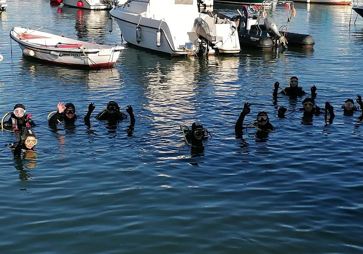 Submarinistas limpiarán las aguas del Puerto Viejo de Algorta