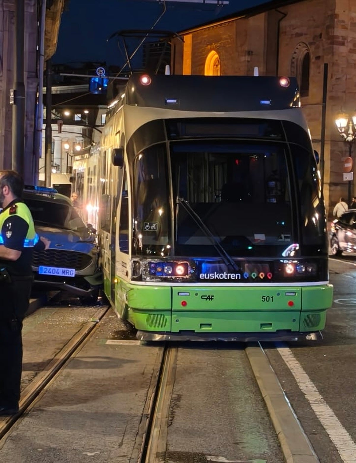 Un coche de la Policía Municipal de Bilbao choca contra el tranvía