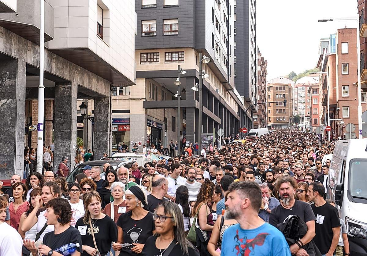 Miles de personas reclaman en Santurtzi que se esclarezca el caso del joven que murió tras ser reducido por la Policía