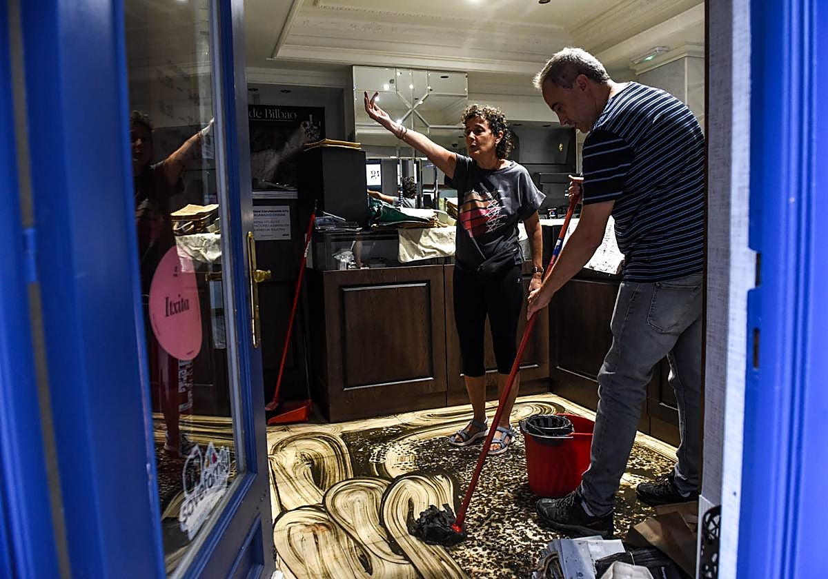 El día después del aguacero que puso en jaque Bilbao: gran parte del Casco Viejo amanece sin luz