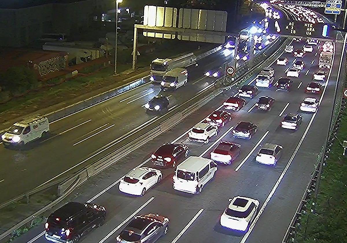 El corredor del Txorierri recupera la normalidad tras un accidente sentido Barakaldo