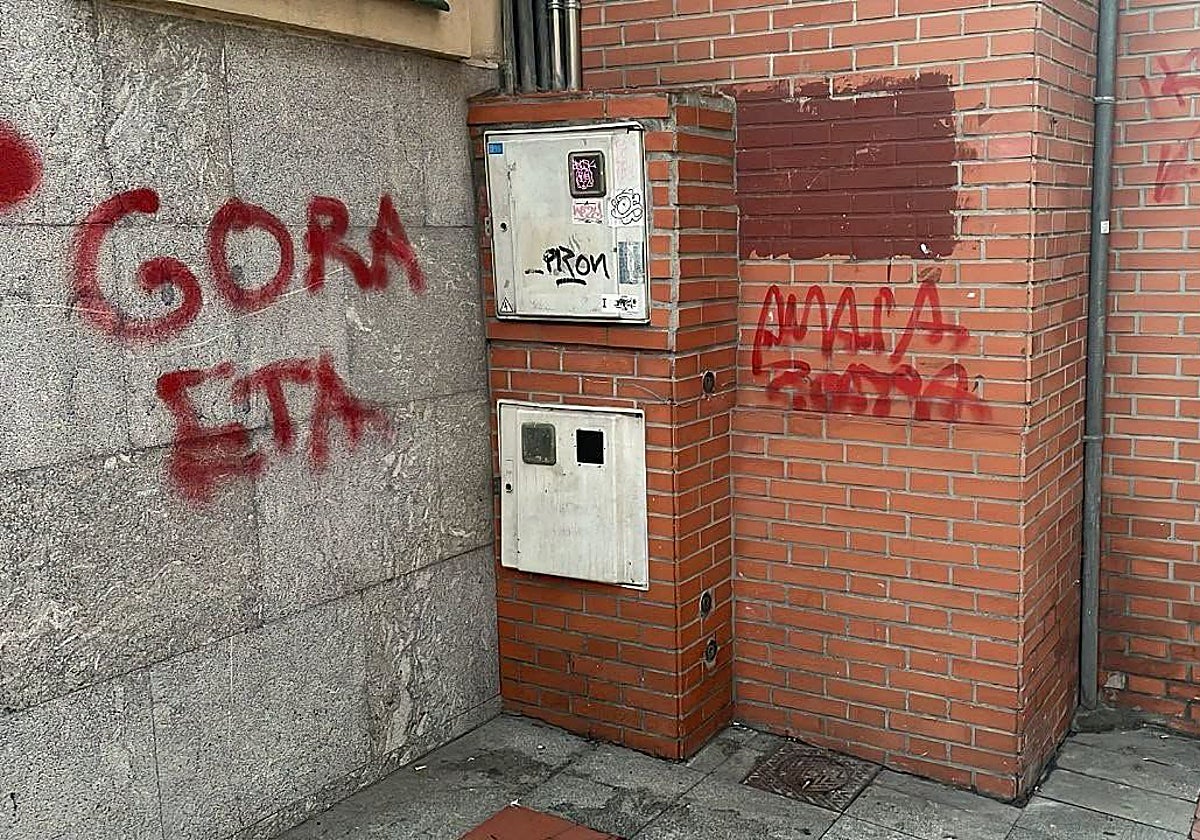 Aparecen pintadas en Barakaldo a favor de ETA y con duros insultos a su alcaldesa