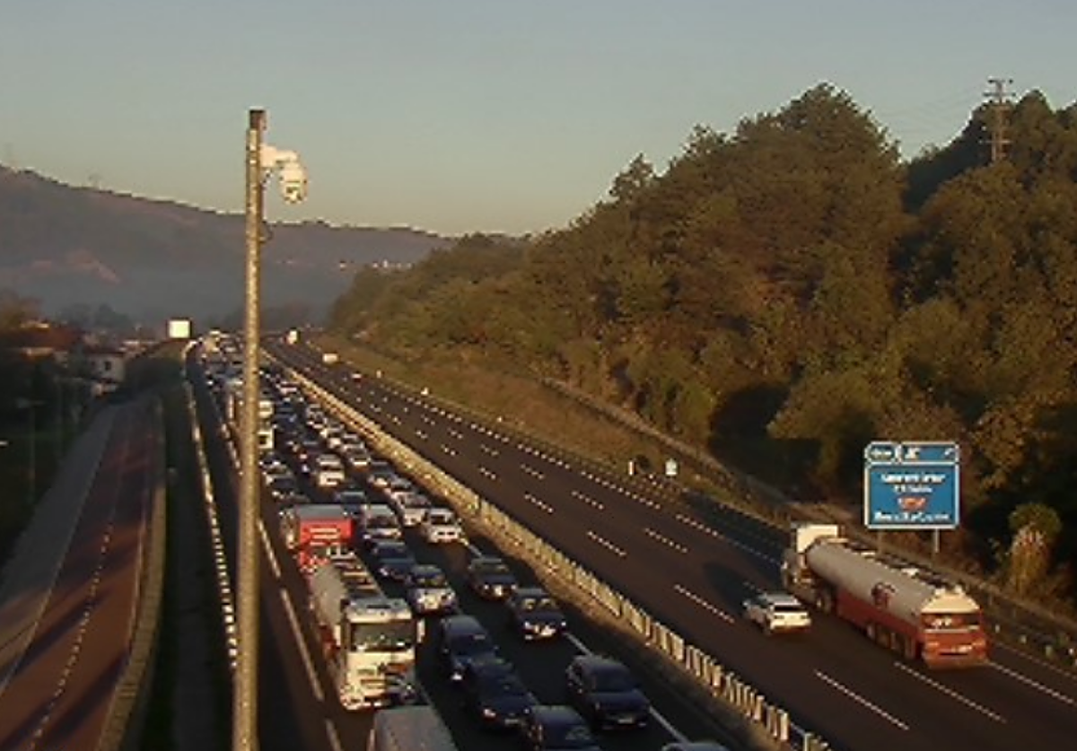 Dos kilómetros de retenciones en la AP-8 por un accidente entre seis vehículos a la altura de Iurreta