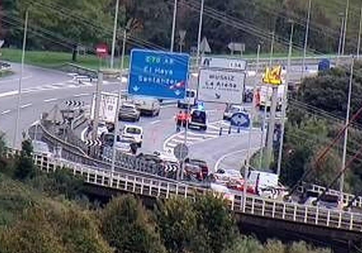 Herida una persona tras un accidente entre una moto y un turismo en Erandio