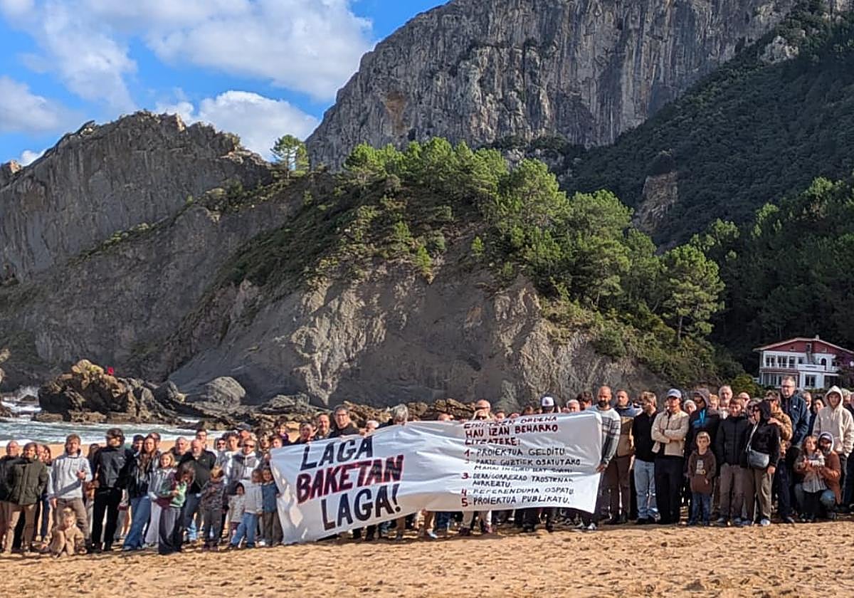 «La creación de una duna artificial en Laga supondrá vaciar la playa de arena y no tiene valor ecológico»
