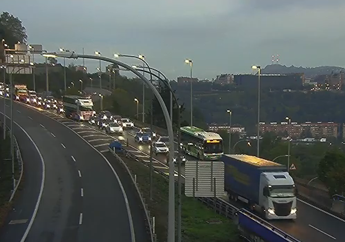 La A-8 recupera la normalidad tras un accidente múltiple a la altura a la altura de Miraflores