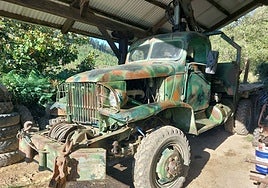 El camión 'GMC CCKW 353' permanece en el caserío de Abel Ibarluzea donde lo utiliza para trabajos rurales.