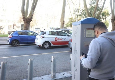 Un vehículo de la OTA vigila los coches aparcados.
