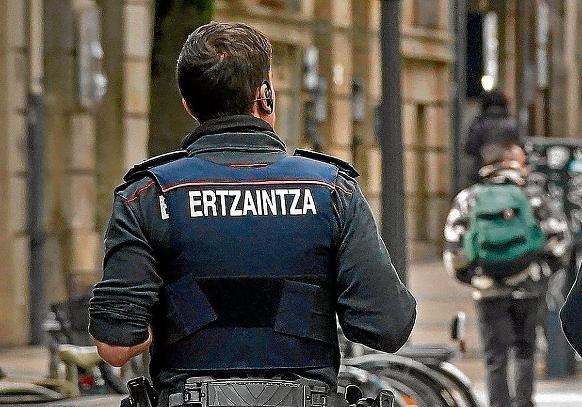 «Coger el permiso de paternidad ha perjudicado mi carrera como ertzaina»