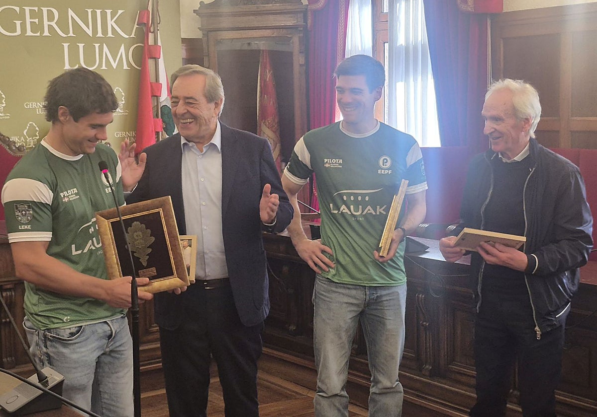 Gernika homenajea a los campeones del mundo de cesta punta