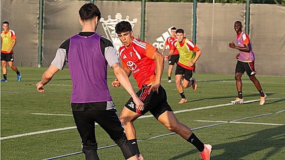 El punta Julen Martínez sigue como jugador del filial del Mirandés, pero en dinámica del primer equipo