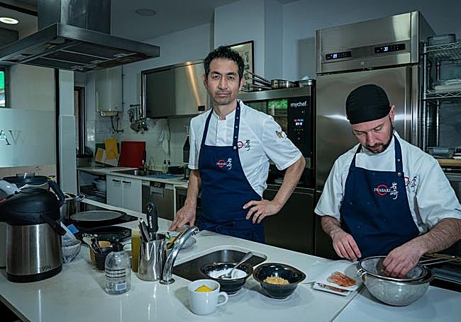 Tatsuya Iwasaki y Xabier en la pequeña y silenciosa cocina del restaurante Iwasaki.