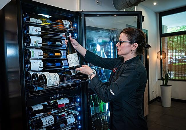 María José selecciona vinos y sakes pensados para acompañar la ligereza de la cocina japonesa..