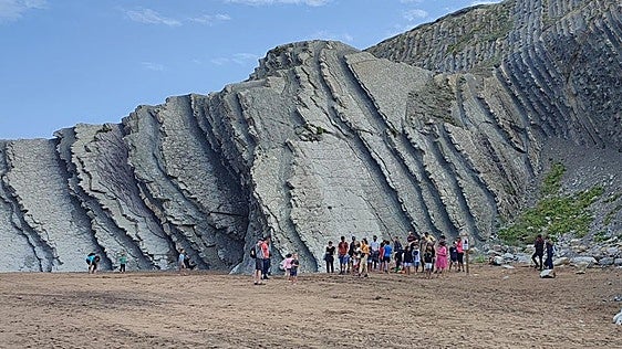 De playa... pero para descubrir secretos en uno de los arenales más populares de nuestra costa