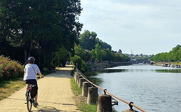 Paseo en bici por el camino de sirga del río Mayenne.