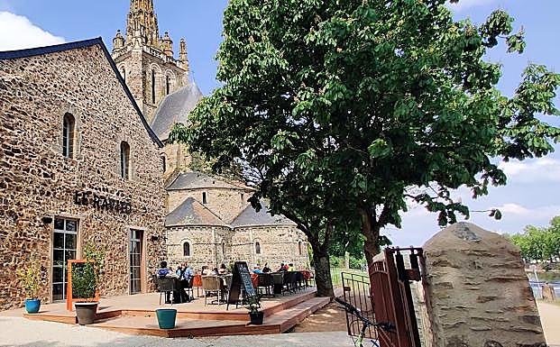 'Le Ravito', inolvidable rincón pegado a la basílica de Avesnières, en Laval