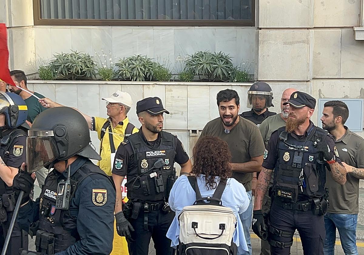 Vecinos ceutíes expulsan a Vito Quiles y Alvise Pérez | El Correo