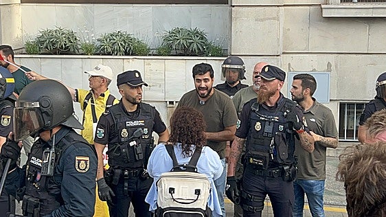 Vecinos ceutíes expulsan a Vito Quiles y Alvise Pérez