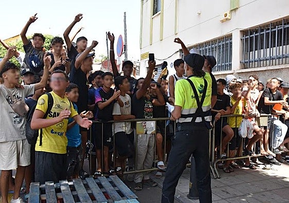 Ceuta pide a Sánchez que asuma el «mando único» y «confine» a 11.000 inmigrantes