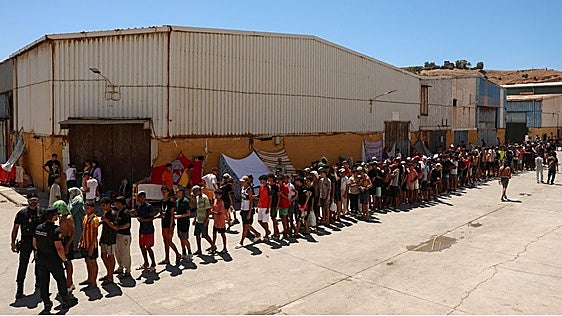 La cifra de menores roza ya los 2.200 y redobla la presión sobre las comunidades