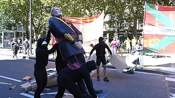 Decapitan a martillazos una figura del rey Felipe VI durante una manifestación de Ernai en San Sebastián