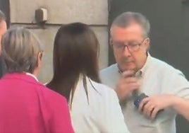 «Mamporrero», «pringao», «jugón»... Óscar Puente difunde el vídeo de la entrega del espray de pimienta de Ana Vázquez a su compañero del PP