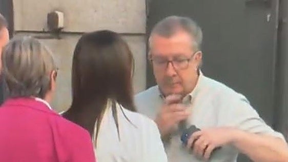 «Mamporrero», «pringao», «jugón»... Óscar Puente difunde el vídeo de la entrega del espray de pimienta de Ana Vázquez a su compañero del PP