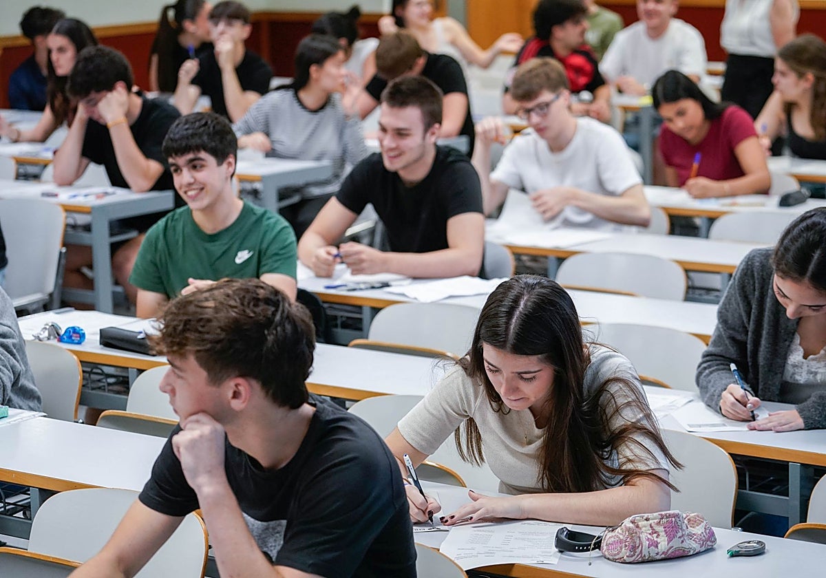 Alumnos se enfrentan a un examen de la PAU en Bilbao.