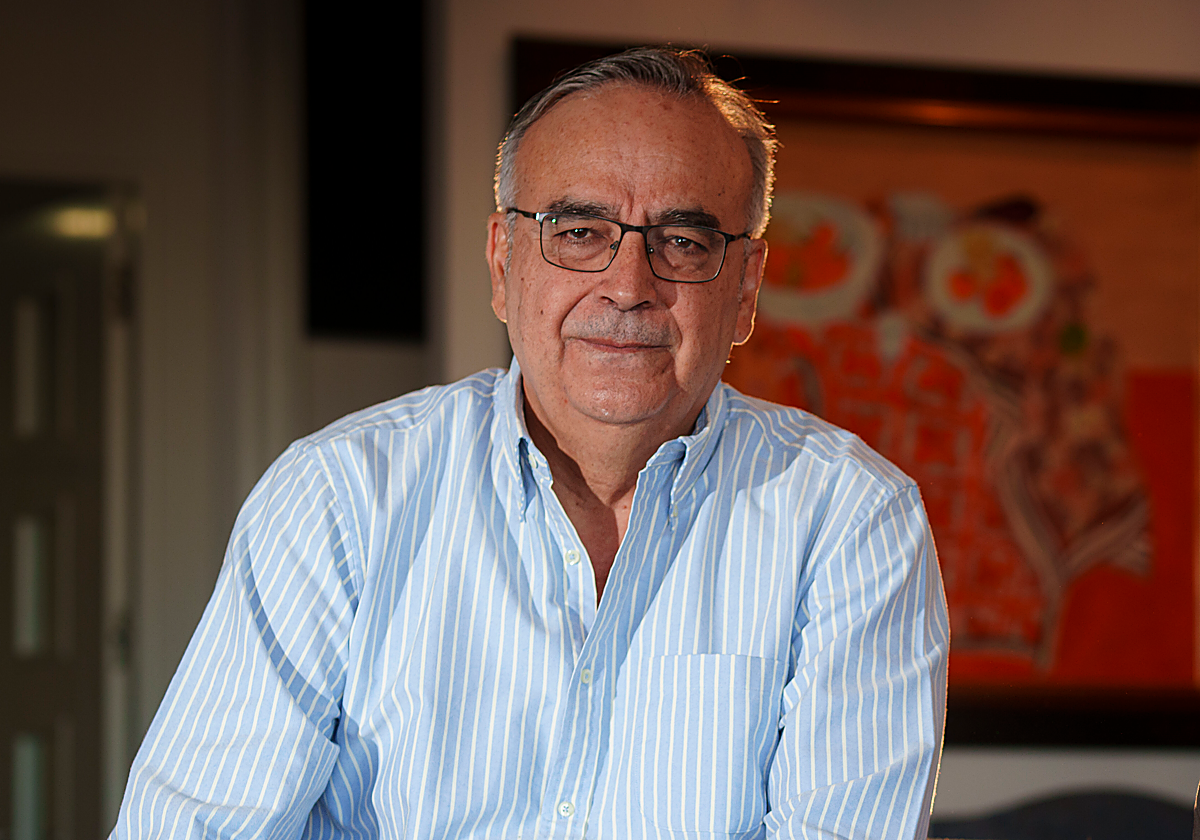 Juan Manuel Moreno, catedrático de la UNED, retratado en su domicilio de Madrid.