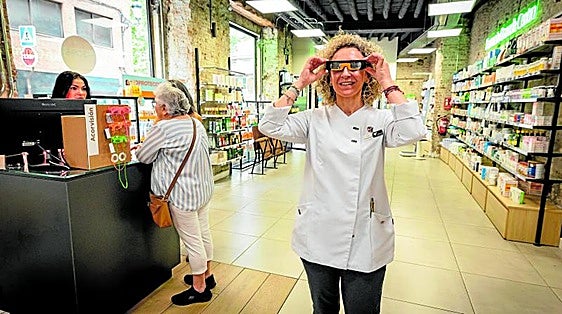 Fiebre en Bilbao por las gafas del eclipse: las ópticas duplican pedidos ante el aluvión de clientes