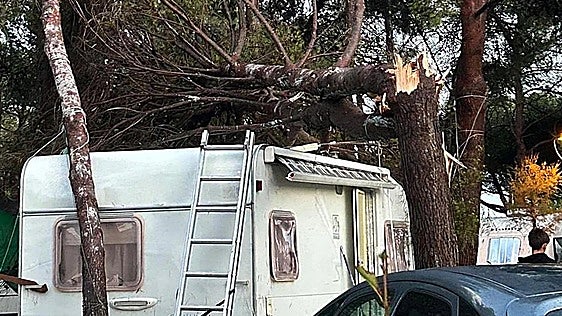 Veraneantes vascos aturdidos por las lluvias y el granizo en Tarragona: «Parecía un huracán, ha sido aterrador»