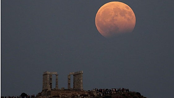 Eclipse lunar de este viernes: a qué hora poner la alarma y qué hacer para no perdértelo
