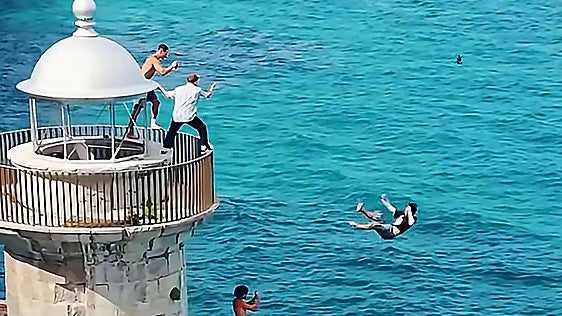 Santoña pide que se tomen medidas para evitar saltos desde el Faro del Caballo