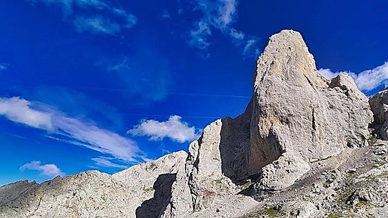 Herida grave una montañera vasca tras caerle encima una roca mientras escalaba en Asturias