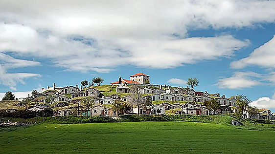 El pueblo de Burgos conocido como la aldea hobbit que empezó a salvarse de la extinción con solo 300 euros