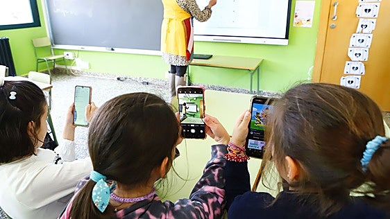 Euskadi es la comunidad donde los adolescentes usan más el móvil dentro del colegio