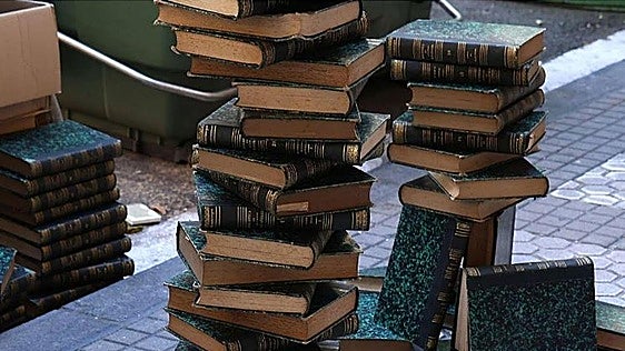 La estafa de unos vendedores a un vasco de 74 años que pagó 29.000 euros en libros y artículos de teletienda