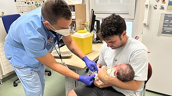 Los ingresos de bebés por bronquiolitis caen a menos de la mitad gracias a la vacunación
