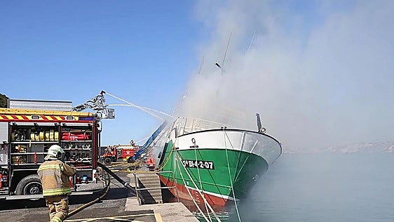 Una chispa de soldadura devora un barco pesquero de Ondarroa atracado en Orio